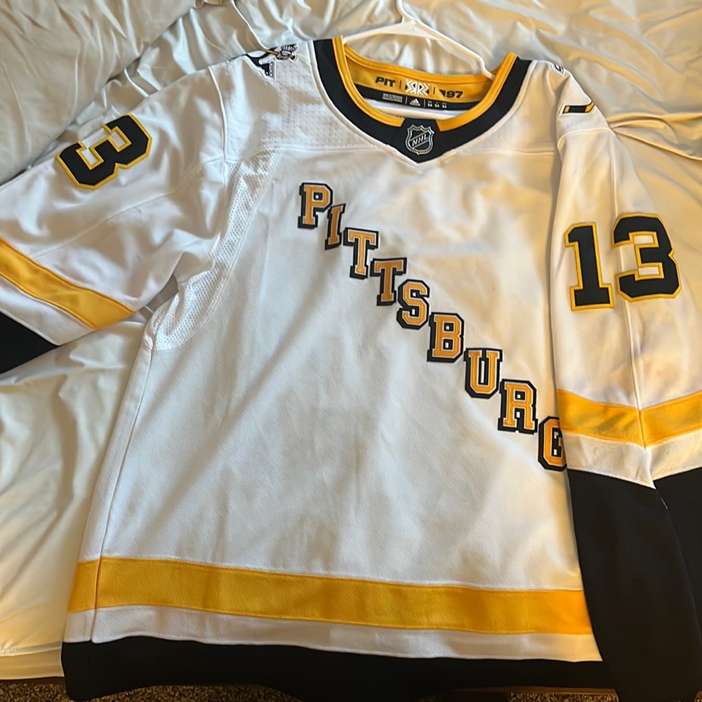 Brandon Tanev pens jersey